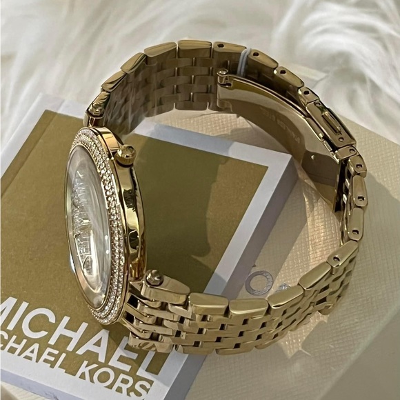 SOLD / Michael Kors Women’s Darci Crystal Pave Dial Watch
Case Size: 39mm - Picture 9 of 11